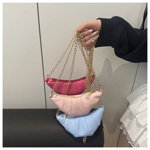 Trois sacs croissant minimalistes rose et bleu avec bandoulières en chaîne dorée