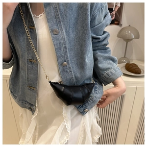 Mini sac à bandoulière noir en cuir matelassé en forme de croissant avec chaîne dorée