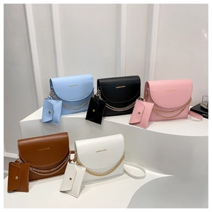 Minimalistische eckige Umhängetaschen in fünf Farben mit Kette und Mini-Taschen