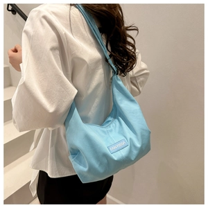 Dettaglio della borsa hobo in nylon celeste con etichetta FANYISSA e cuciture fini