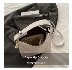 Détail de l'intérieur du sac tressé blanc montrant un rangement spacieux et pratique