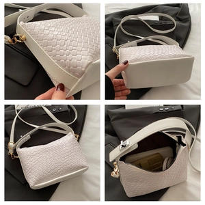 Vues détaillées du sac à bandoulière en cuir tressé blanc avec sangle et boucle dorée