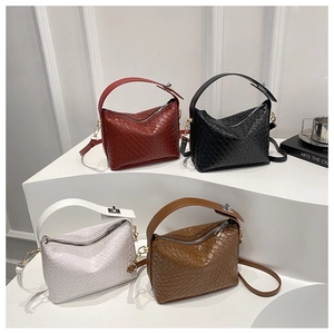 Détails du cuir tressé des sacs bandoulière en bordeaux, noir, blanc et caramel clair