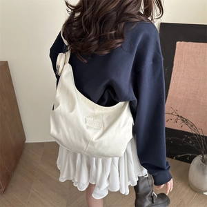 Sac bandoulière demi-lune blanc en nylon avec mini pochette et étiquette FANYISSA