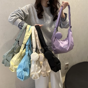 Grands sacs bandoulière en nylon multicolores avec petits porte-monnaie ronds assortis