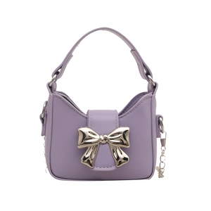 Mini sac à main violet en cuir PU avec nœud en métal argenté et poignée sur fond blanc