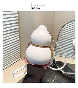 Détail du sac à bandoulière blanc en forme de gourde avec garniture en corde tressée