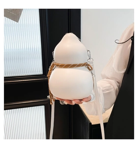 Détail du sac à bandoulière blanc en forme de calebasse avec corde tressée et boucle