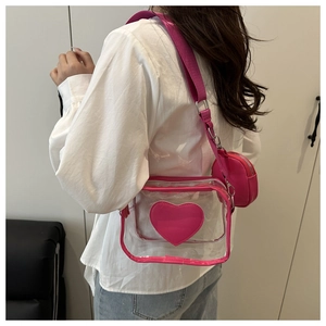 Dettaglio borsa a tracolla rosa trasparente con design a cuore e portamonete abbinato