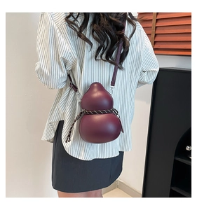 Vue détaillée du sac bandoulière bordeaux en forme de gourde avec cordon tressé