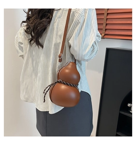 Détail du sac à bandoulière créatif en forme de gourde en cuir brun avec décor de corde