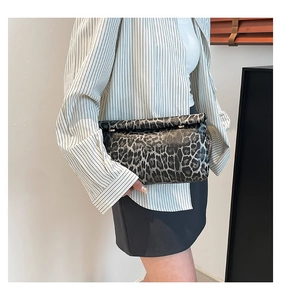 Elegante borsa a mano con stampa leopardata grigia e nera abbinata a un outfit casual