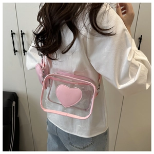 Vista posteriore della borsa a tracolla in PVC rosa trasparente con cuore e borsellino
