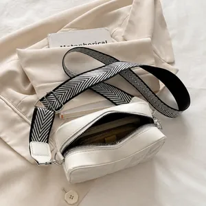Detailweergave van witte gewatteerde tas met ruim interieur en handige kaartsleuven voor dames