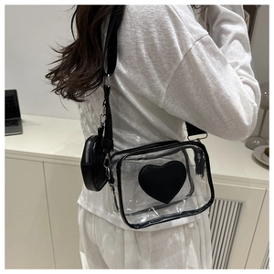 Borsa a tracolla in PVC trasparente con patch a cuore nero e charm a mini bustina tonda