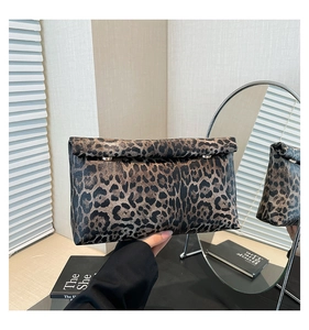 Dettaglio della pochette leopardata con chiusure circolari argentate e design con patta piegata