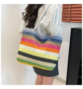 Détail du sac bandoulière en paille tressée à rayures arc-en-ciel et grande capacité