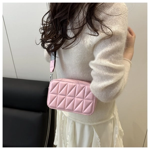 Borsa a tracolla rosa trapuntata con tracolla a righe e dettagli di cuciture geometriche