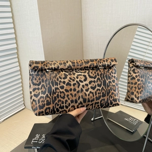 Elegante pochette a busta con stampa leopardata e chiusura in metallo per donna