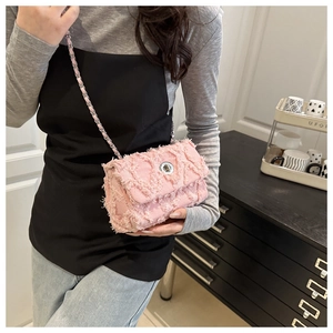 Détail du sac carré en tweed rose avec fermoir rotatif argenté et bandoulière en chaîne
