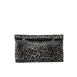 Elegante borsa a mano leopardata con bottoni in metallo dorato e trama in ecopelle