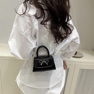 Klassische schwarze Mini-Handtasche aus geprägtem Leder mit silberner Schleife und Kette