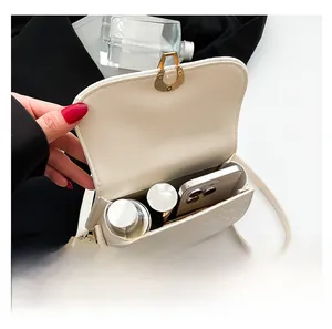 Vue intérieure montrant la capacité du sac bandoulière beige à texture tissée