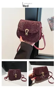Détails du sac à bandoulière rouge vin motif serpent avec fermoir doré en fer à cheval