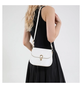 Vue détaillée du sac à bandoulière blanc motif serpent avec fermoir en métal doré