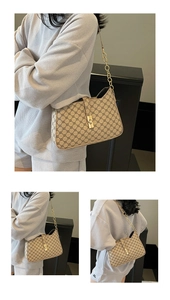 Dettaglio della borsa hobo con motivo monogramma, catena dorata e chiusura in metallo