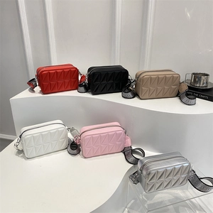 Mini borsa quadrata con rilievo geometrico e tracolla larga in sei colori