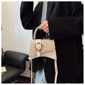 Dettaglio borsa a mano bicolore alla moda con fibbia floreale dorata e tracolla regolabile