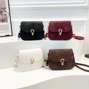 Sac bandoulière rétro tissé avec fermoir fer à cheval doré en quatre coloris