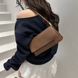 Brown woven baguette shoulder bag for women with minimalist retro design for commuting