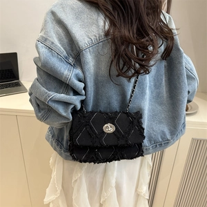 Sac bandoulière noir matelassé pour femme avec bords frangés et chaîne argent