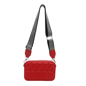 Borsa a tracolla rossa trapuntata con trama a rombi e ampia tracolla in tessuto bicolore