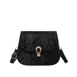 Petit sac bandoulière noir en simili serpent avec boucle dorée en U sur fond blanc