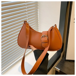 Detailansicht der orangebraunen PU-Leder Hobo-Tasche mit Silberschnalle und glatter Textur