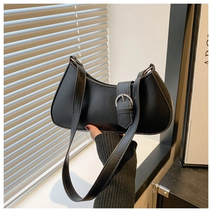 Detail der schwarzen PU-Leder Achseltasche mit Silberschnalle im Retro-Hobo-Stil