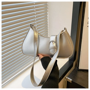 Detailansicht der silbernen Metallic-Halbmondtasche mit runder Schnalle und Glanzeffekt
