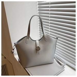 Detailansicht silberne Metallic-Tote-Bag mit runder Metallschnalle und langem Schultergurt