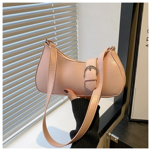 Detailansicht der rosa PU-Leder Achseltasche mit Silberschnalle und glatter Oberfläche