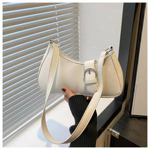 Detail der weißen PU-Leder Hobo-Tasche mit Silberschnalle und geschwungenem Riemen