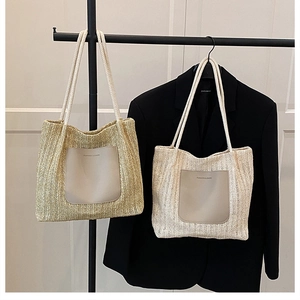 Détail de sacs à bandoulière en paille tressée avec poches en cuir kaki et crème