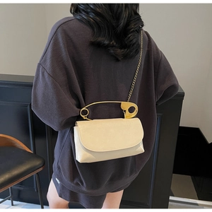 Sac bandoulière beige avec poignée épingle de sûreté dorée et fine bandoulière en chaîne