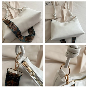 Détail du sac à bandoulière blanc avec sangle ethnique et ferrures dorées