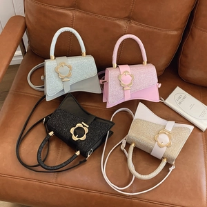 Borsa a mano quadrata alla moda con patta glitterata e chiusura a fiore dorato lucido