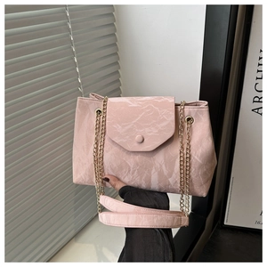 Détail du sac à bandoulière rose texture marbre avec double chaîne et fermeture à rabat