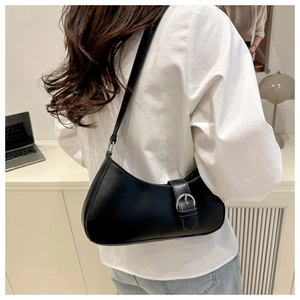 Detail einer schwarzen matten PU-Leder Hobo-Tasche mit Silberschnalle an der Schulter