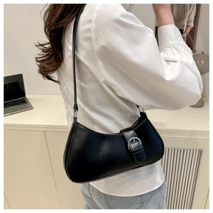 Detail einer schwarzen PU-Leder Achseltasche mit silberner Schnalle und Sattel-Silhouette